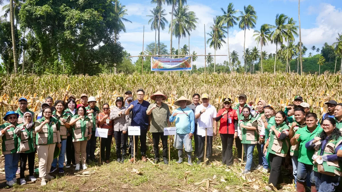 Foto bersama Wakil Wali Kota Manado, Para Penyuluh, Perwakilan Kepolisian dan Petani (Ist)