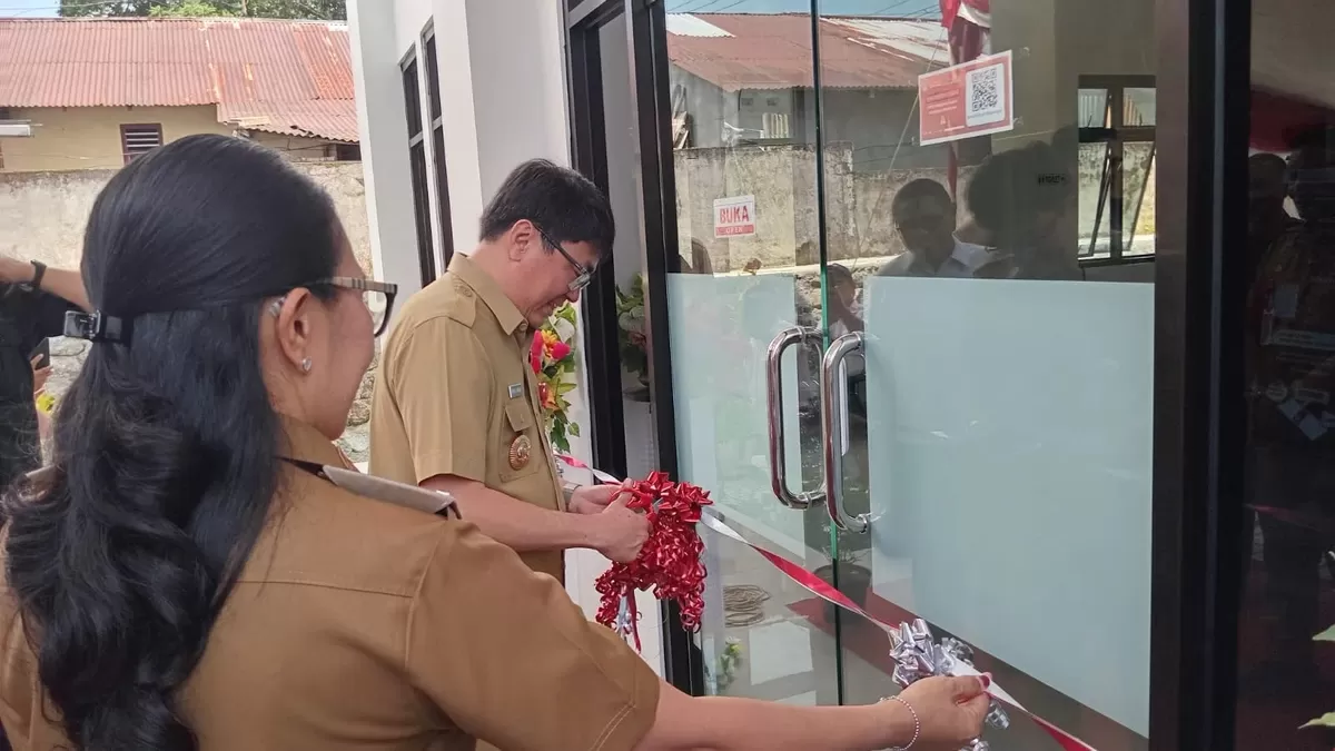 Andrei Angow saat meresmikan Kantor Kecamatan Mapanget yang baru.  (Stefanus Goni)