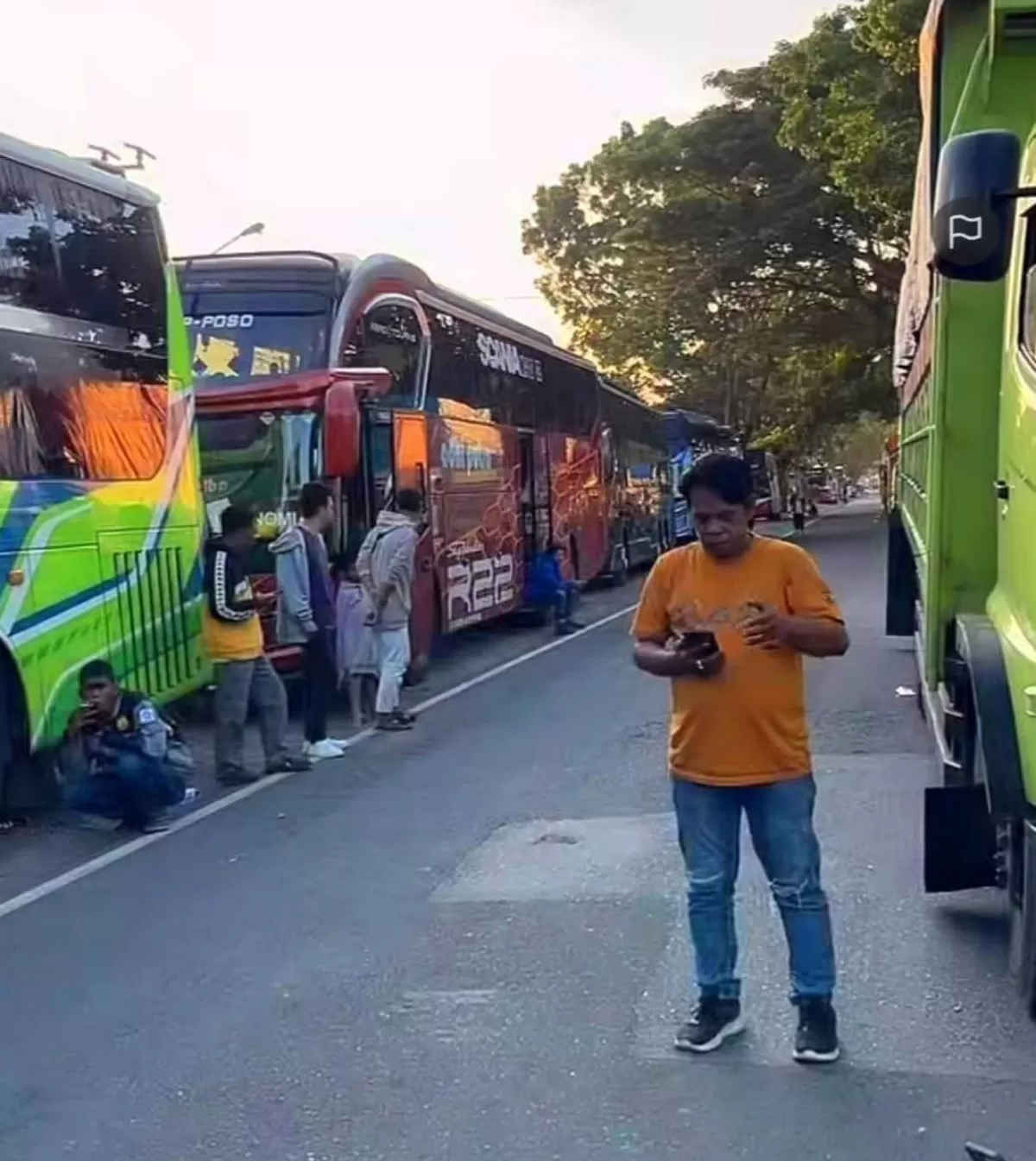Bus Terhambat karena Demo Pemekaran Luwu Raya (Dok. Istimewa)