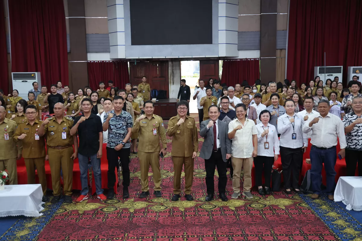 Foto bersama pemerintah dan peserta konsultasi publik (Ist)