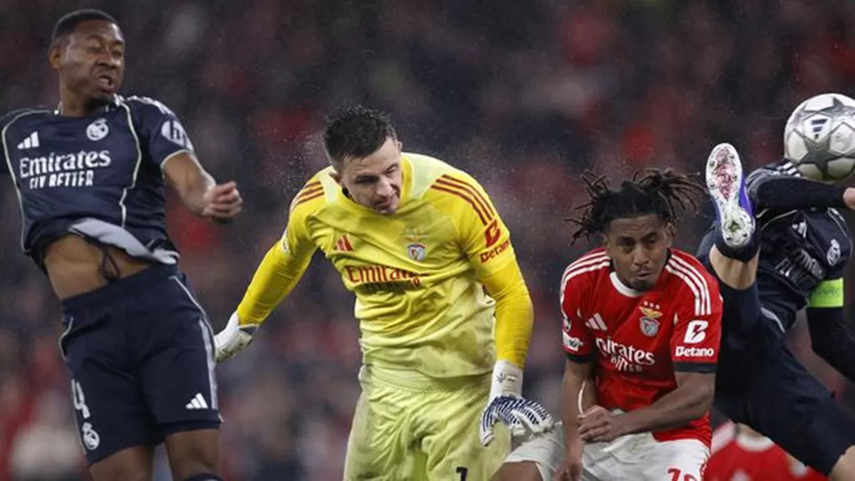 Kiper Benfica, Anatoliy Trubin, maju ke kotak penalti dan sukses menyundul bola hasil tendangan bebas untuk mencetak gol penentu ke gawang Real Madrid pada lanjutan Liga Champions 2025/2026, Kamis (29/1/2026). (PATRICIA DE MELO MOREIRA / AFP) (Dok. Istimewa)