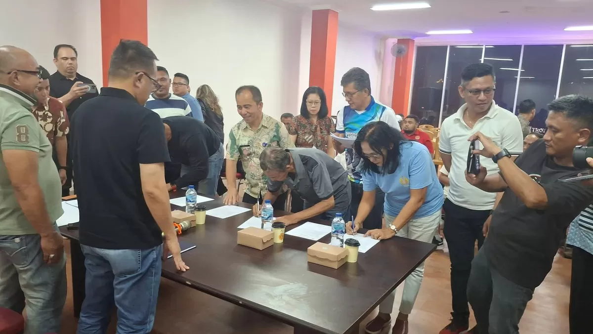 Pengurus Koni Manado yang baru menanda tangani Pakta Integritas (Dok. Istimewa)