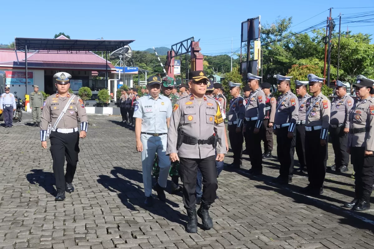 Wakapolres Minahasa, Djonny Rumate sedang memantau kesiapan pasukan apel. (Stefanus Goni)