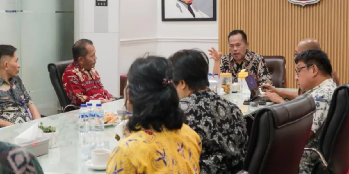 Wawali Manado saat membahas percepatan digitalisasi bansos (Ist)