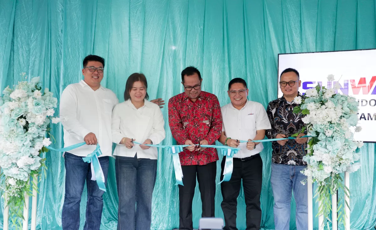 Wawali Manado saat memotong pita bersama para petinggi Sunward (Ist)