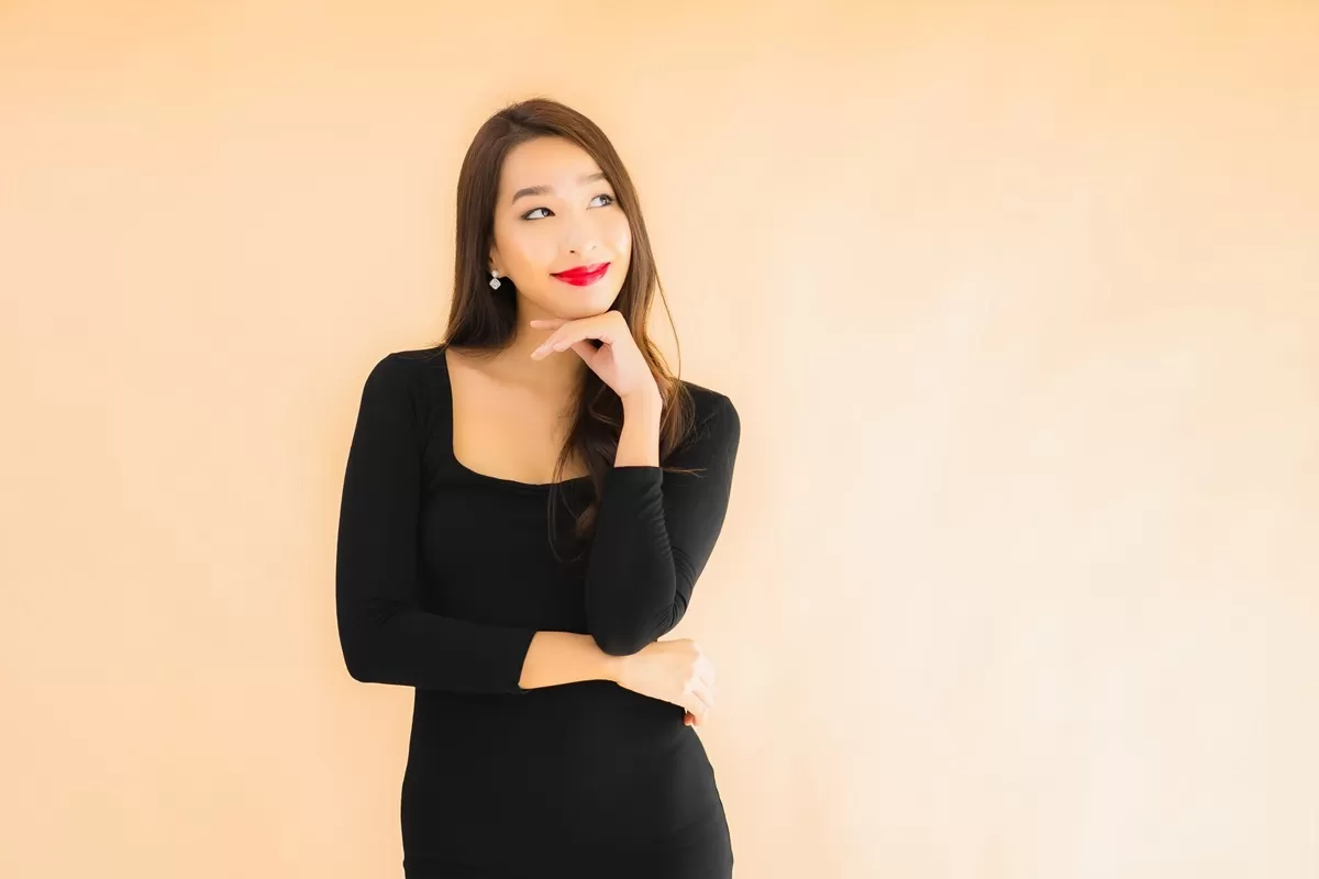 Portrait beautiful young asian woman happy smile in action on color isolated background (siraphol s./Freepik)