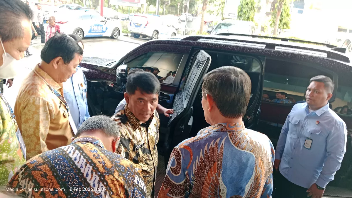 Revino Pepah Ketika bersalaman sambil memberi hormat kepada Gubernur Yulius Selvanus (Dok. sulutzone/dede)