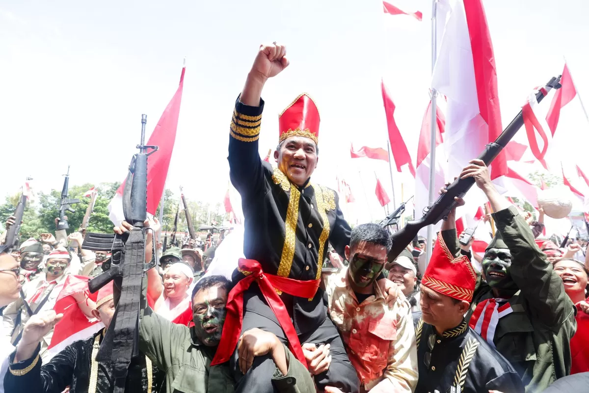 Yulius Selvanus diarak para peserta drama kolosal Merah Putih (Dok. Istimewa)