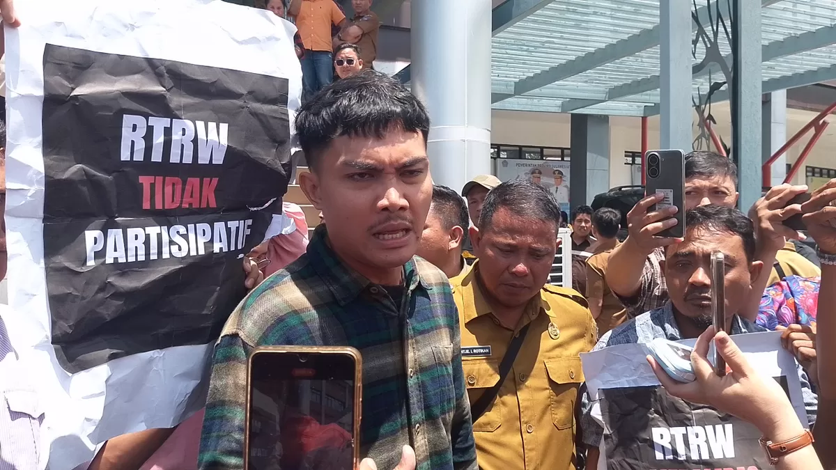 Imanuel Mahole memberikan keterangan atas penolakan Perda RTRW  (Stefanus Goni)