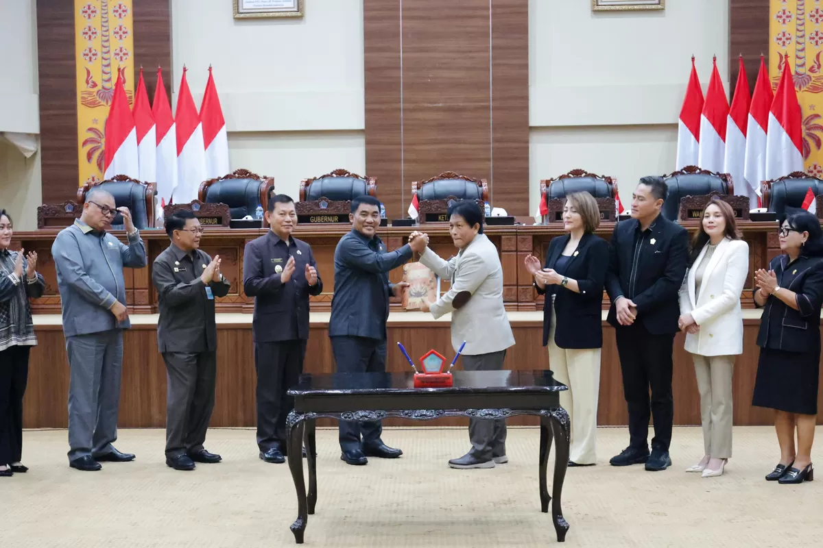 Gubernur Yulius Selvanus, menerima penetapan Ranperda RTRW Sulut (Dok. Pemprov Sulut)
