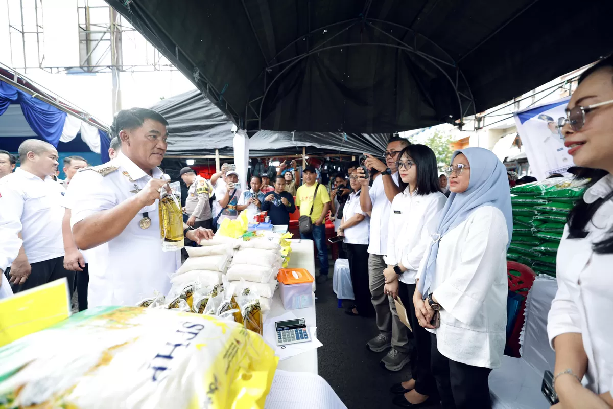 Gubernur Sulut Yulius Selvanus Sambangi Pasar Pangan Murah  (Dok. Pemprov Sulut)