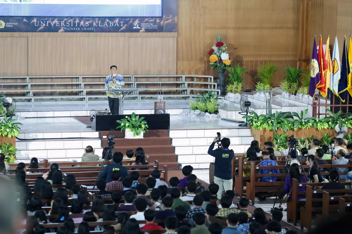 Yulius Selvanus Hadapi Ribuan Mahasiswa dan Pelajar di Kuliah Umum Unklab Manado (Dok. Istimewa)