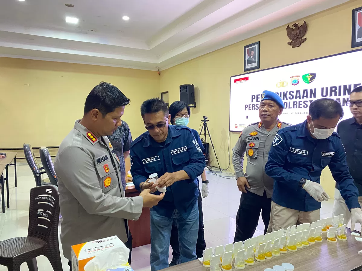 Kapolresta Manado saat hadir dalam pemeriksaan urine anggota Polresta (Ist)
