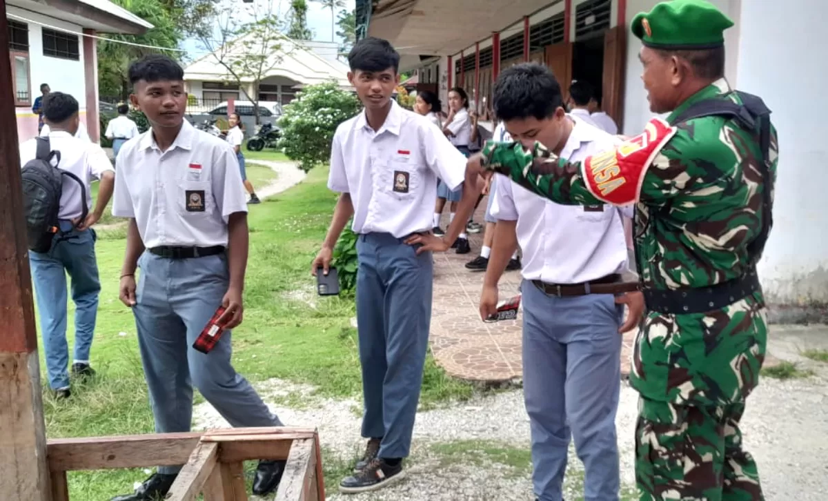 Babinsa Koramil 1312-01/Kabaruan. Sertu Nursan Tameane melaksanakan kegiatan komunikasional bersama siswa SMA Negeri 1 Kabaruan  (Istimewa) (Pendim 1312/Talaud)