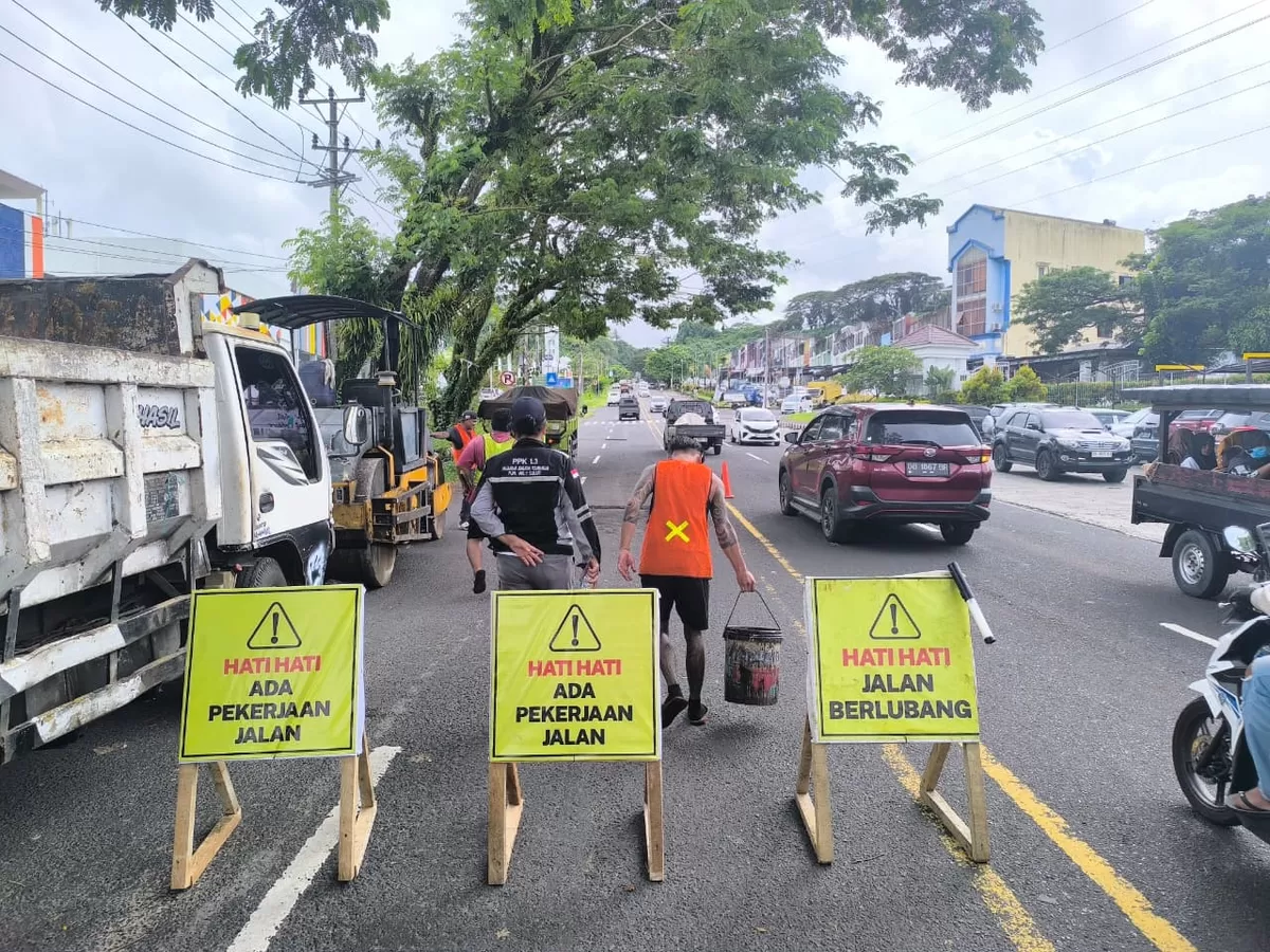 Pekerjaan Tambal Jalan di Ring Road I (Dok. Istimewa)