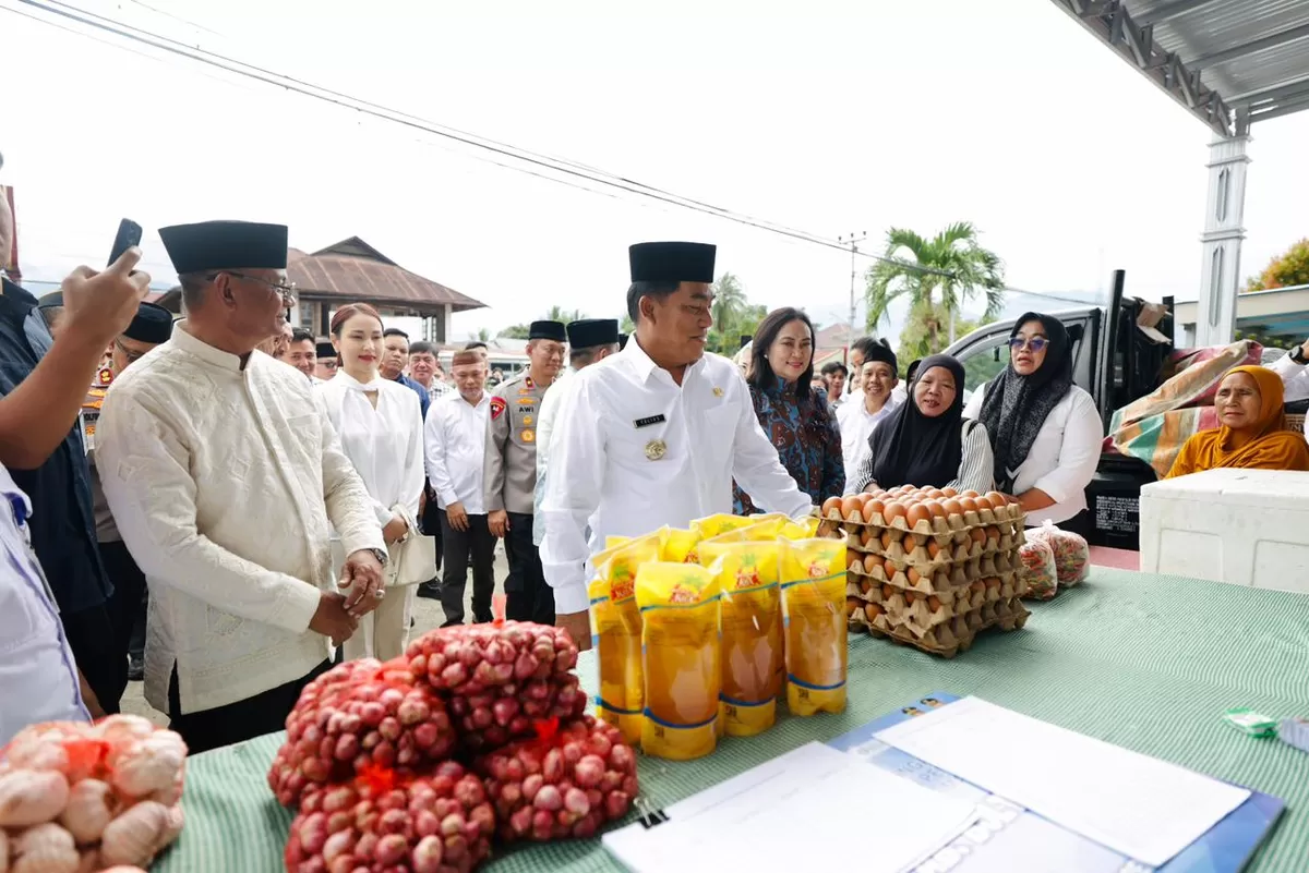 Gubernur Yulius Selvanus Blusukan ke Pasar Tutuyan (Dok. Istimewa)