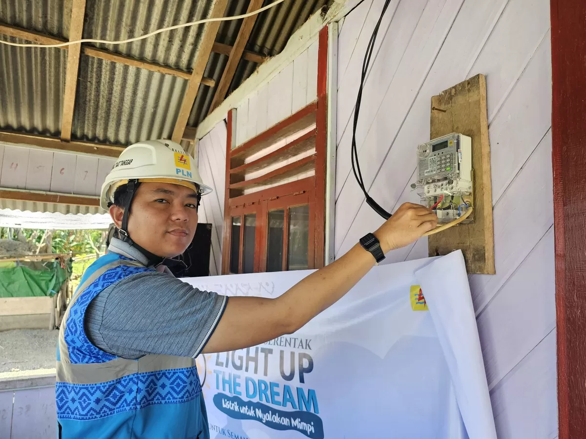Petugas PLN Nyalakan Lampu pertama kali di rumah warga (Dok. Istimewa)
