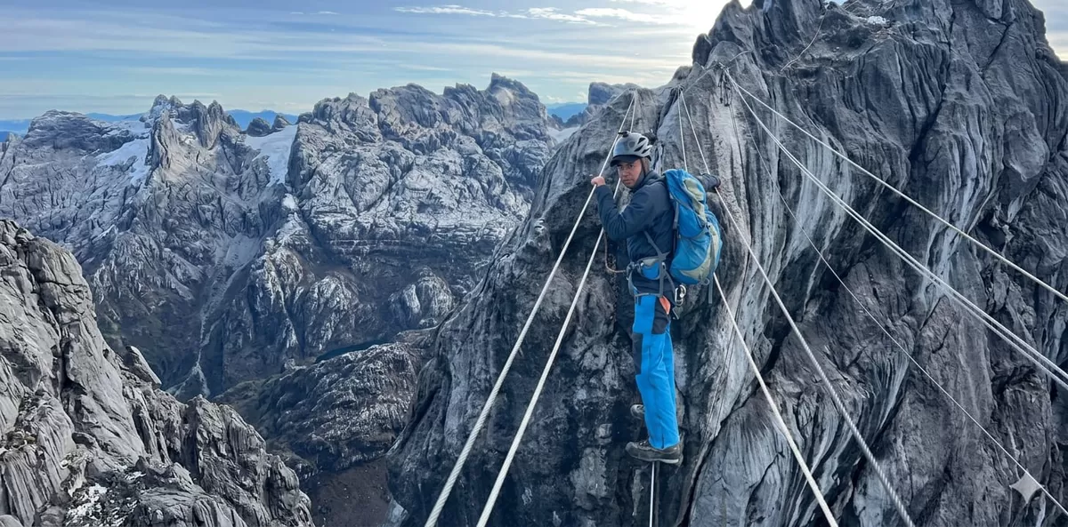 Arlen kolinug saat membawa tamu ke Cartenz Pyramid (Jmy)