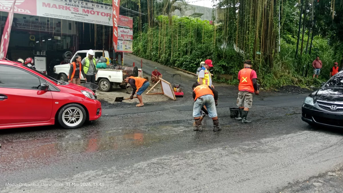Proses Pengaspalan di Winangun Atas (Dok. Sulutzone /Dede)