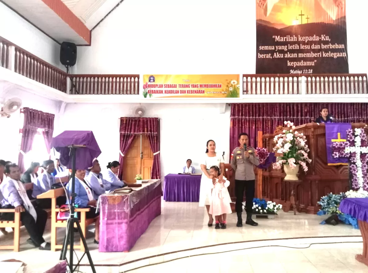 Kapolsek Gemeh, IPDA Jerianto Samura, melaksanakan kegiatan "Minggu Kasih" dengan mengikuti ibadah bersama jemaat di Gereja Germita Sahentimbang Gemeh (Istimewa) (Humas Polres Kepulauan Talaud)
