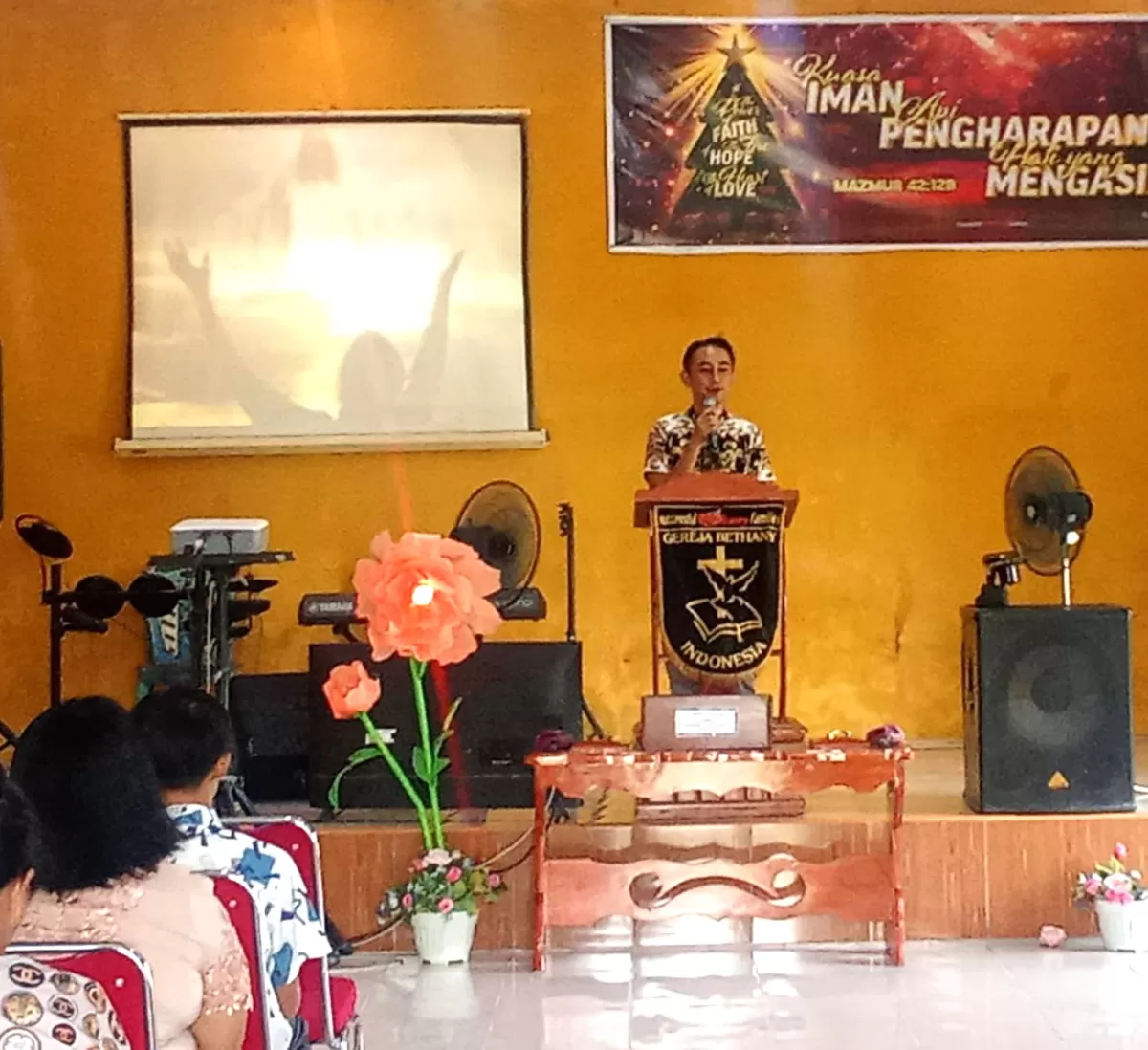 KapolsekBeo, Ipda Eiffel Limporo, S.H., menunjukkan kedekatan Polri dengan masyarakat melalui partisipasi aktif dalam kegiatan ibadah Minggu Kasih yang berlangsung di Gereja Bethany Indonesia, Beo (Istimewa) (Humas Polres Kepulauan Talaud)