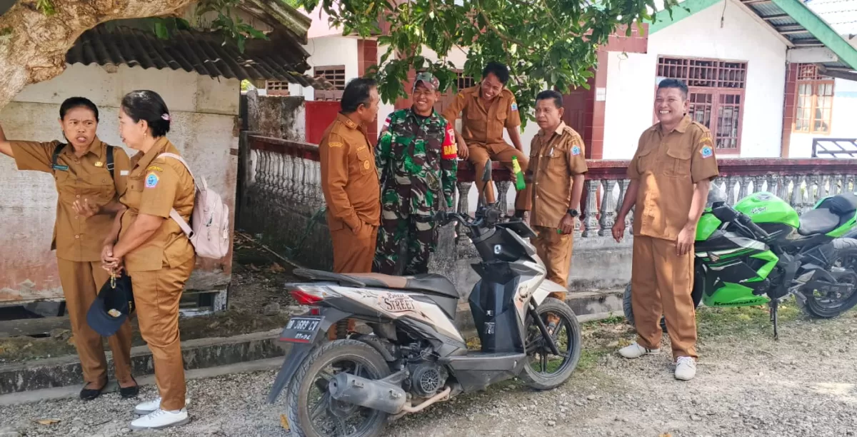 Babinsa Koramil 1312-01/Kabaruan Sertu Nursan Tameane melaksanakan kegiatan Komunikasi Sosial (Komsos) bersama perangkat desa di Desa Akas, Kecamatan Damau, Kabupaten Kepulauan Talaud (Istimewa) (Pendim 1312/Talaud)