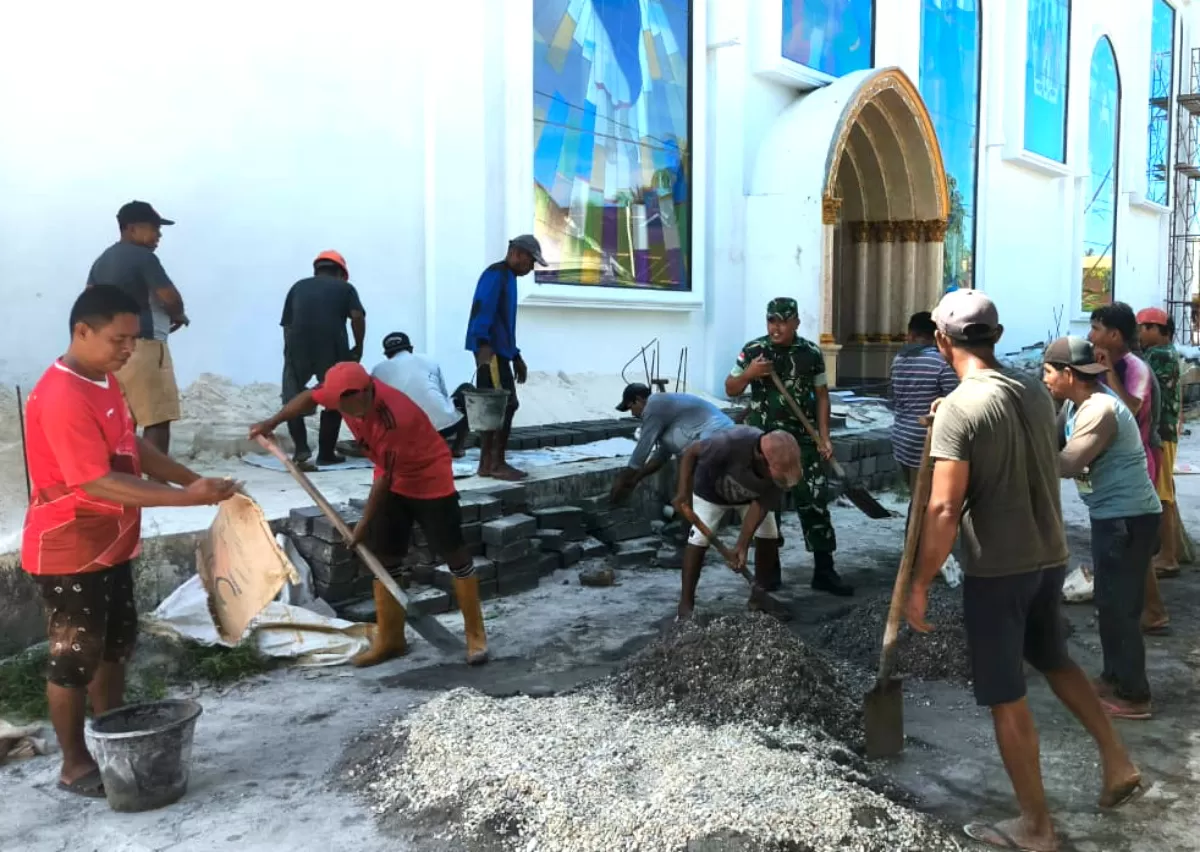 Babinsa Koramil 1312- 06/Nanusa, Serda Robin Taringanen, melaksanakan kegiatan gotong royong membantu warga mencetak batu bata untuk pembuatan gereja, di Desa karatung (Istimewa) (Pendim 1312/Talaud)