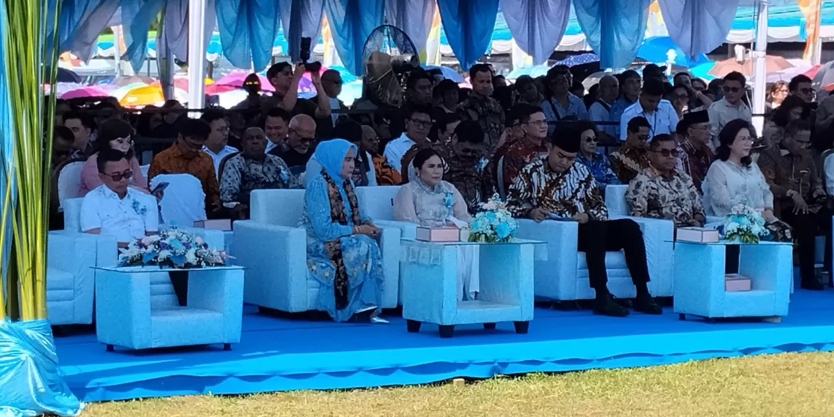 Shinta Triastuti, Istri Tercinta Meteri PKP, Maruara Sirait (tengah)  (Dok. Sulutzone.com (Dede) )