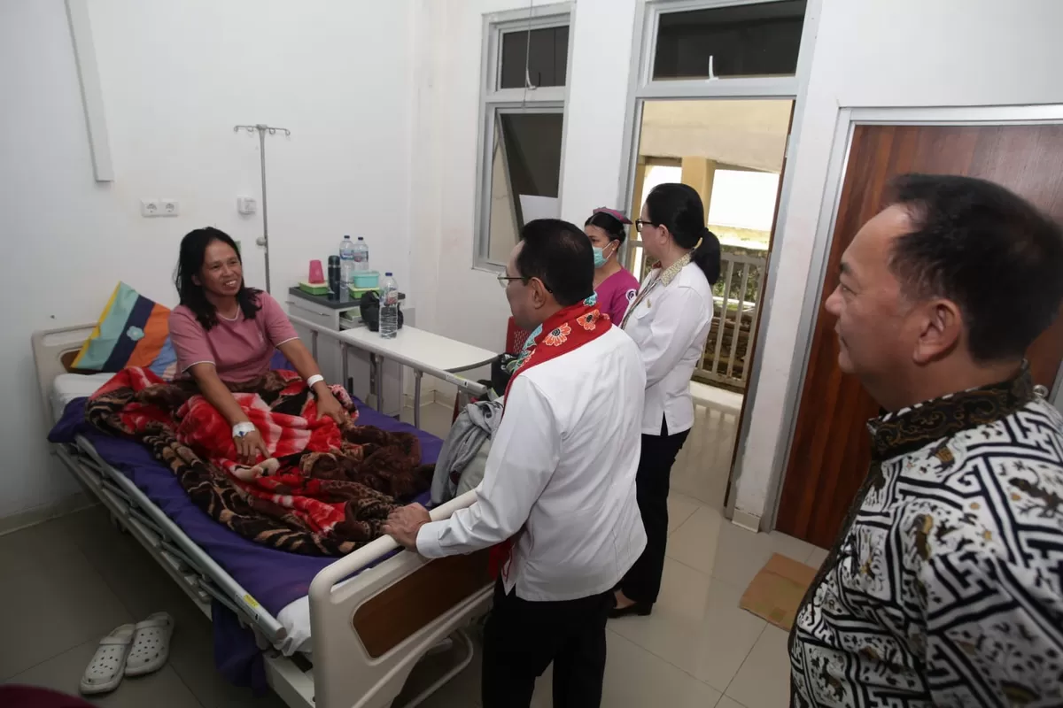 Wakil Menteri Kesehatan Republik Indonesia, dr. Benjamin Paulus Octavianus, Sp.P(K), FISR., dalam kunjungan kerja ke BLUD RSUD Anugerah. (Ist) 