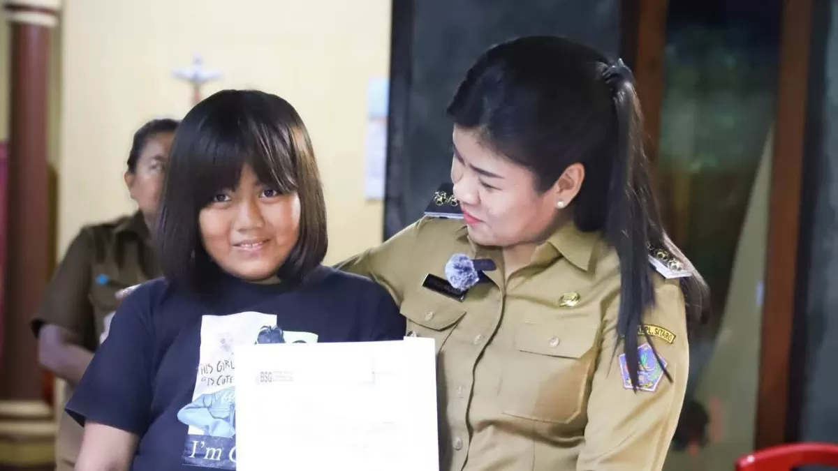 Bupati Sitaro Cyntia Kalangit Salurkan Bantuan 100 juta Menteri PKP Maruarar Sirait ke Dea (Dok. Pemkab Sitaro)