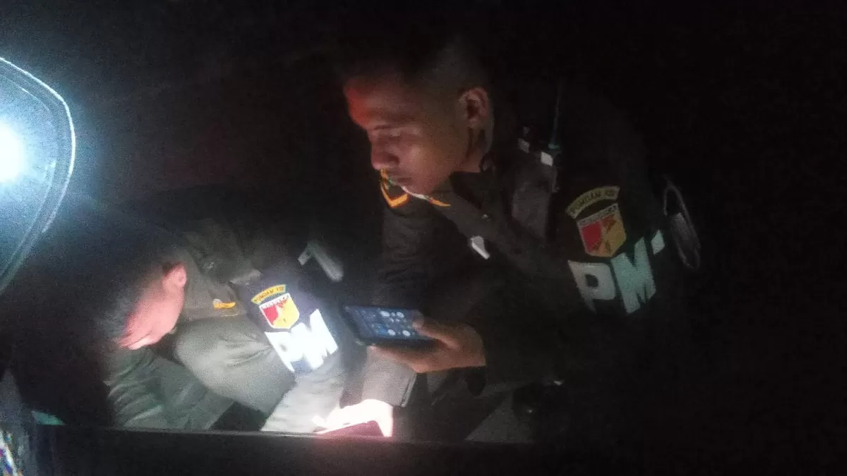 TNI AD Bantu Kendaraan yang Pecah BAN (Dok. Istimewa)