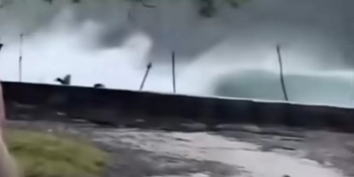 Ombak Tinggi Menerjang Pantai Maelang Bolmong
