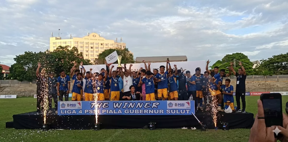 PERSMA 1960 Manado angkat piala Liga 4 Piala Gubernur Sulut 2026 bersama Gubernur Sulut Yulius Selvanus Komaling (Jill Goni)