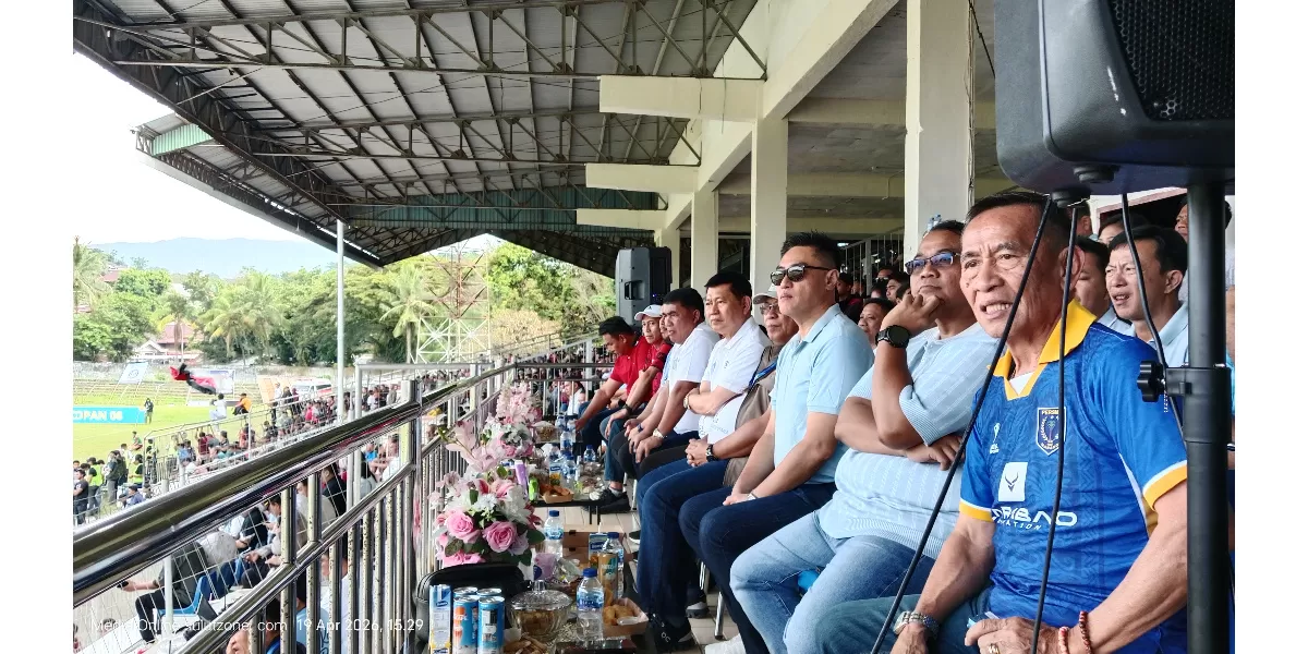 Gubernur Yulius Selvanus ditemani Wagub Victor Mailangkay dan Forkopimda menonton laga Final Persma vs Bolsel FC (Dok. Dede/sulutzone.com)