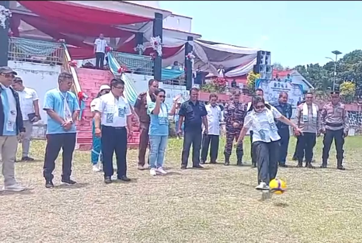 Wakil Bupati Kepulauan Talaud, Anisya G. Bambungan, SE, si dampingi oleh Sekda Talaud Dr. Yohanis  B.K.Kamagi, AP, M.Si, Kancab Dikda Provinsa Sulut, Merry Supit, S.PD, Kadis Dikpora Talaud, Deker Lasut, M.Pd Dan Forkopimda Buka AKSI 2026 di Melonguane  (Nelson Sangadi)