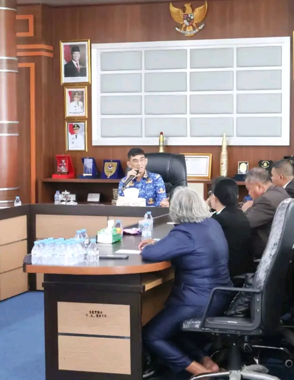 Bupati Kepulauan Talaud, Welly Titah, menggelar rapat internal strategis bersama jajaran pejabat teras Pertemuan dihadiri oleh seluruh Pejabat Pimpinan Tinggi Pratama, Staf Ahli, serta Staf Khusus Bupati (Istimewa) (Pendim 1312/Talaud)