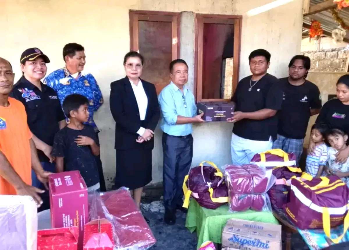 Mewakili Bupati Welly Titah, Kepala Dinas Sosial,  Hogsy Lalintia, SH, bersama Pelaksana Tugas Kepala Pelaksana Badan Penanggulangan Bencana Daerah (BPBD) Kabupaten Kepulauan Talaud, Ir. Leida E. Dachlan, MM  untuk menyerahkan bantuan tanggap darurat kepada keluarga korban  Musibah Kebakaran (Istwa) (Akun face book (Pemda Kab. Ke0l. Talaud))