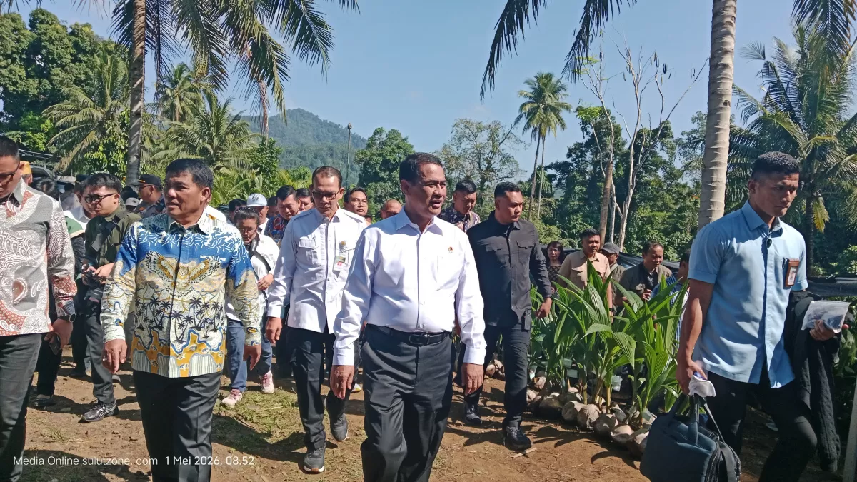 Yulius Selvanus Dampingi Mentan Tinjau Lokasi Pembibitan Kelapa di Manado (Dok. Sulutzone.com/Dede)