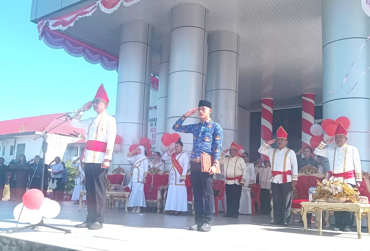 Bupati Talaud, Wwlly Titah Pimpin upacara HarDikNas 2026 di halaman Kantor Bupati di dampingi Oleh Wakil Bupati Anisya G. Bambungan, SE, Forkopimda Talaud, jajaran Pejabat Tinggi Pratama, Stafsus Bupati Talaud.  (Nelson Sangadi)