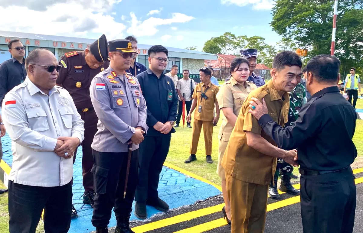 Bupati Talaud Welly Titah dan Wakil Bupati Anisya Gretsya Bambungan, SE, Ketua DPRD Talaud Drs. Engelbertus Tatibi, ME, di dampingi Forkopimda Talaud Jemput Ketua Pengadilan Tinggi Manado di bandara udarah melonguane  Talaud (Nelson Sangadi)