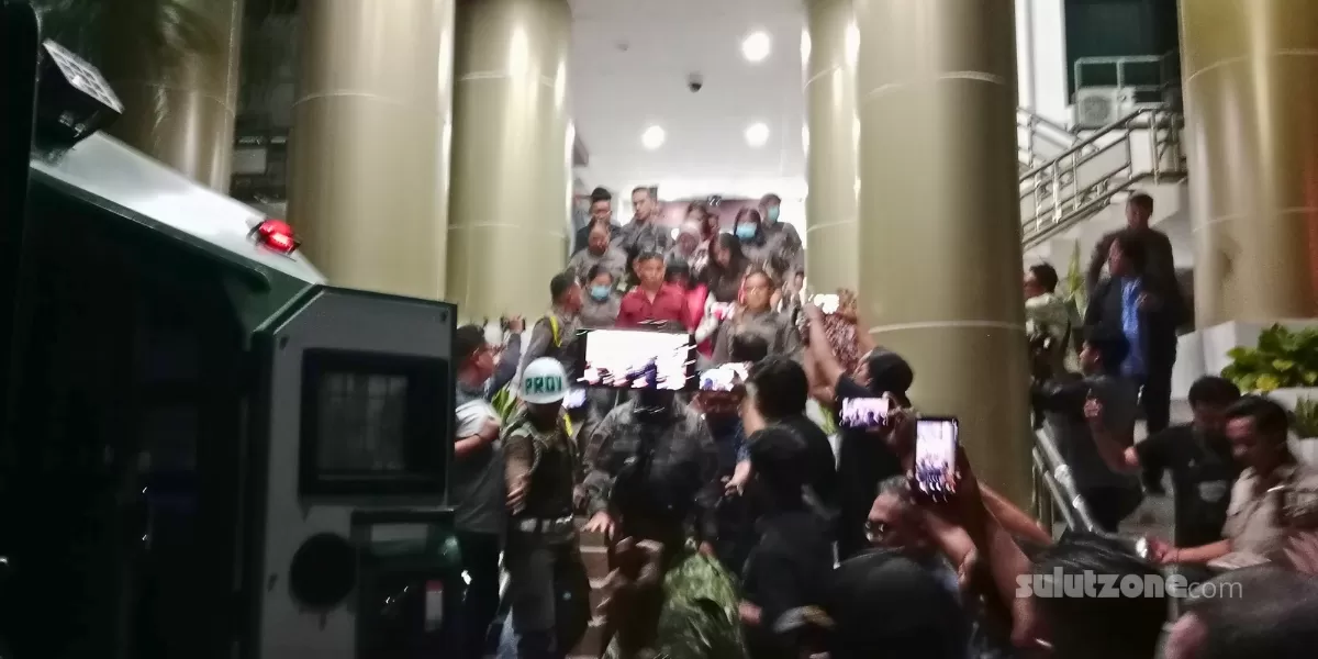 Bupati Kepulauan Siau Tagulandang Biaro (Sitaro), Chyntia Ingrid Kalangit (CIK), resmi ditahan Kejaksaan Tinggi Sulawesi Utara usai ditetapkan sebagai tersangka dalam kasus dugaan korupsi Dana Siap Pakai (DSP) penanganan bencana Gunung Ruang tahun anggaran 2024, Rabu (6/5/2026) malam. (Dok. Sulutzone.com / Dede)