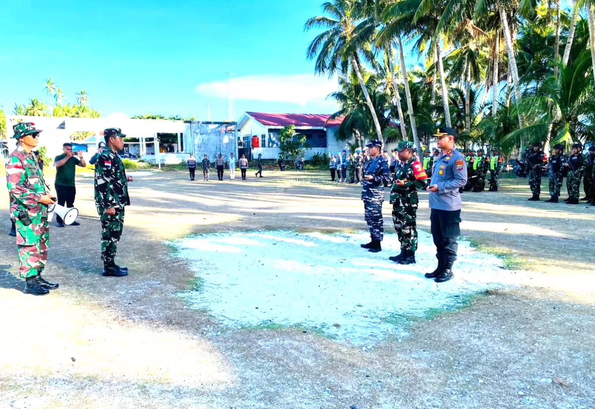 Kapolres Kepulauan Talaud, AKBP Arie Sulistyo Nugroho, SIK, MH bersama Dandim 1312/Talaud, Letkol Arh Yanuar Yudistira, S.T, Danlanal Melonguane, Letkol Laut (P) Zunaidy Syah Sanggel, SH, mengikuti Apel Konsolidasi Pengamanan kunjungan kerja Presiden RI. Prabowo  Subianto di Miangas (Istimewa) (Humas Polres Kepulauan Talaud)