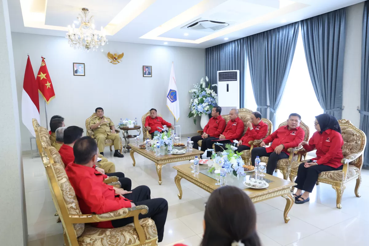 Bendum PDI Perjuangan Olly Dondokambey merapat ke Yulius Selvanus (Dok. Istimewa)