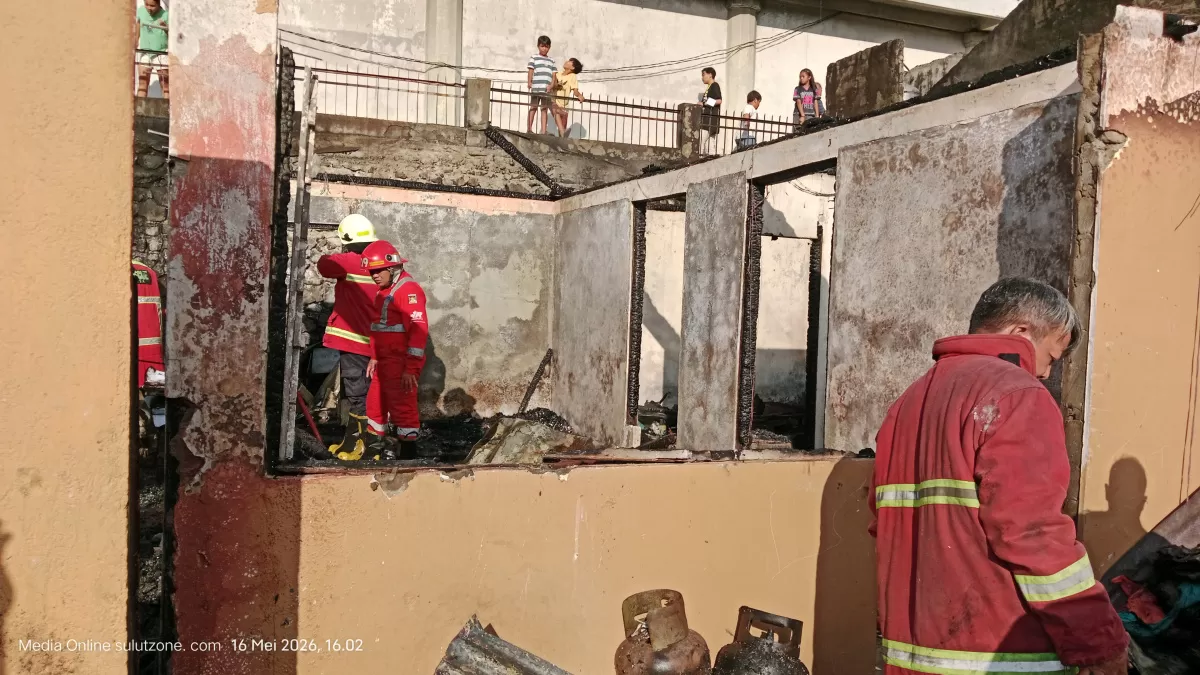 Situasi Pasca Api Berhasil Ditaklukan oleh warga, terlihat Petugas Damkar memastikan api sudah padam (Dok. Dede/Sulutzone)