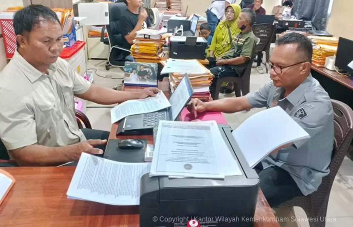 Kepala Bidang Pelayanan Administrasi Hukum Umum, Hendrik Siahaya, memenuhi permintaan bantuan pemeriksaan saksi dari Polresta Manado  (Dok, Kanwil Kemenkum Sulut)