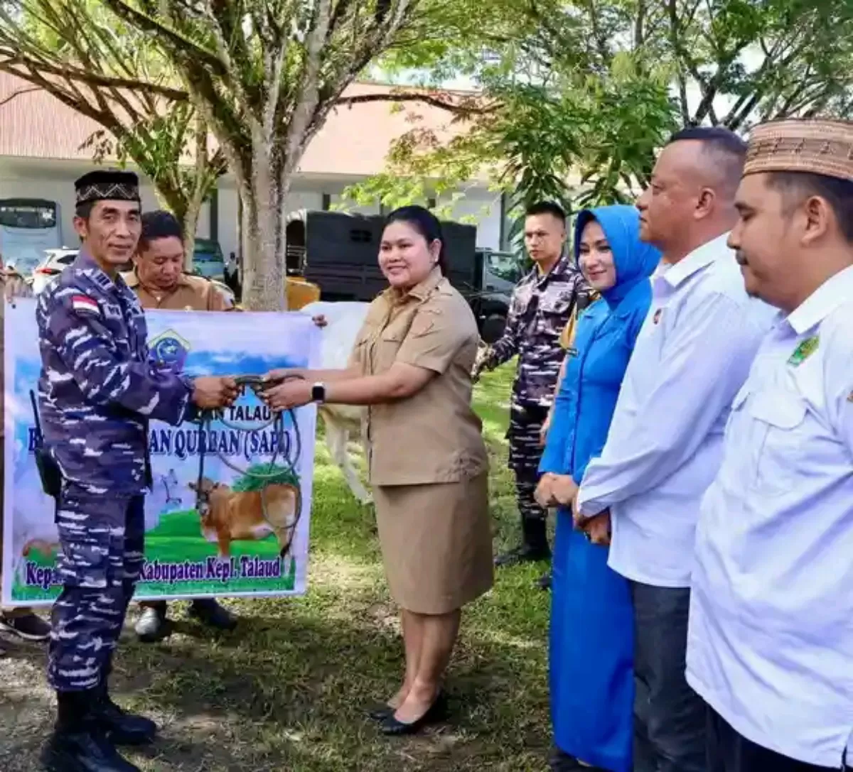Wakil Bupati Talaud, Anisya Gretsya Bambungan, SE, menyerahkan secara simbolis Huwan Kurban (Nelson Sangadi)