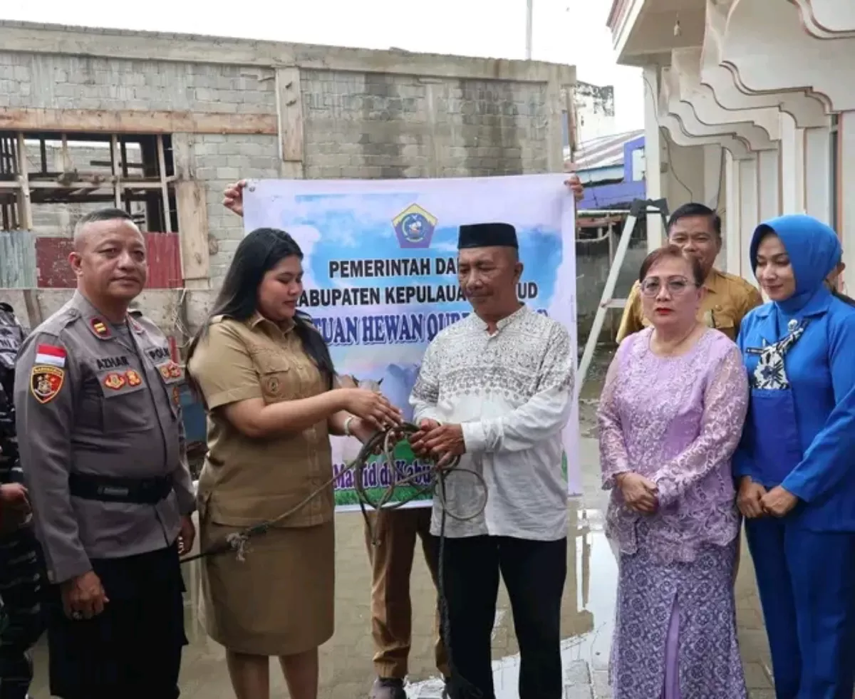Wakil Bupati Talaud.  Anisya Gretsya Bambungan. Se, Menyerahkan secara simbolan bantuan hewan kurban dari pemda talaud ke jamaah (Nelson Sangadi)