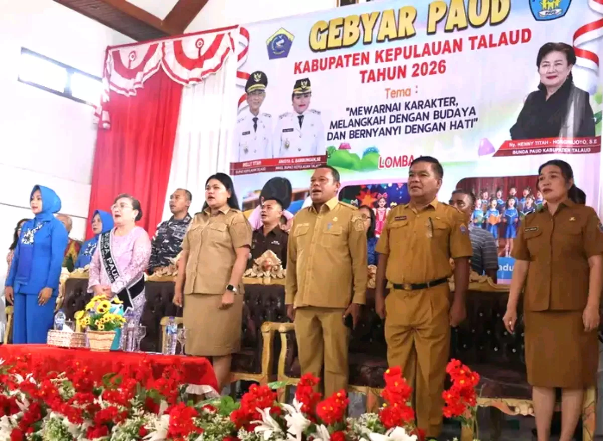 Wakil Bupati Talaud, Anisya G Bambungan, SE. (Kanan tengah) di dampingi Ketua TP-PKK Talaud, Ny. Henny Titah-Hongwijiyo, SE, Ketua Cabang 7 Korcab VIIl DJA II, Ny. Tris Yogie Kuswara serta Forkopimda Talaud dan Forkopimcam Beo, Beo Selatan dan Beo Utara (Nelson Sangadi)
