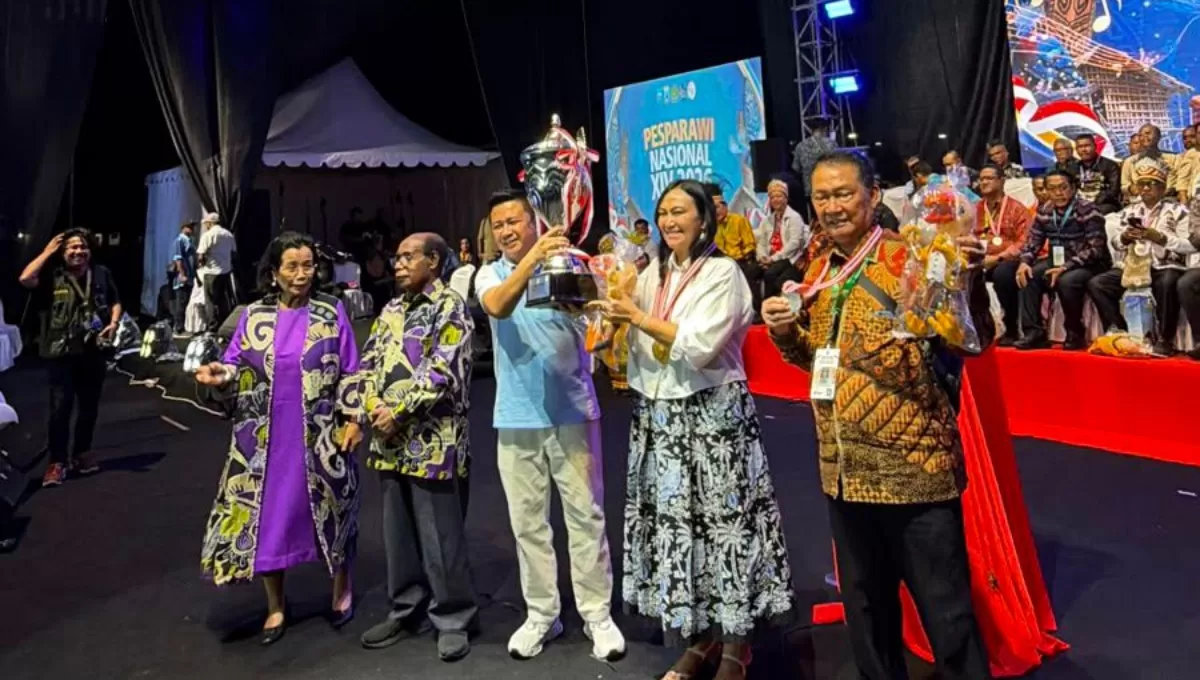 Tim PS Sulut Raih Juara Umum di Pesparawi Nasional 2026, Anik Yulius Selvanus Angkat Piala Presiden (Dok. Istimewa)