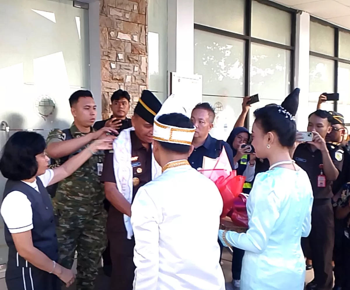 Kepala Kejaksaan Tinggi Sulawesi Utara, Jacob Hendrik Pattipeilohy, S.H., M.H., beserta Ibu Ketua Ikatan Adhyaksa Dharmakarini (IAD) Ny. Yulis Hendrik Pattipeilohy bersama rombongan di sambut secara adat (Nelson Sangadi)